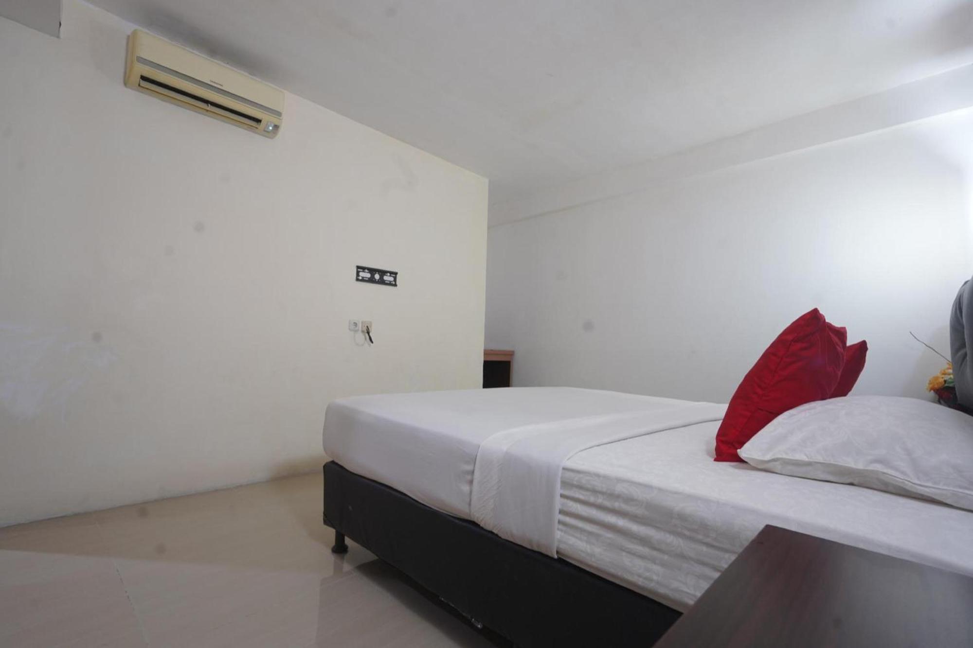 Collection O Losari Near Pantai Losari Formerly Hotel Grand Populer Makassar Exterior photo